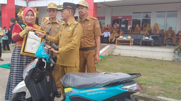 Nakes teladan, Rusmiati Aminuddin mendapat hadiah motor baru yang diserahkan langsung oleh Pj Bupati Polman Muh Ilham Borahima.