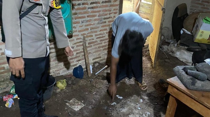 Olah TKP pembunuhan bayi oleh ibunya sendiri di Lampung Timur.