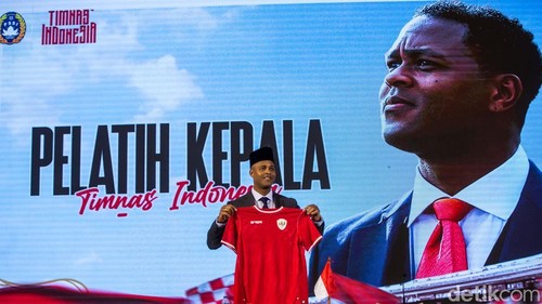 Pelatih baru Timnas Indonesia Patrick Kluivert diperkenalkan dengan memegang jersey Timnas di Jakarta, Minggu (12/1/2024).