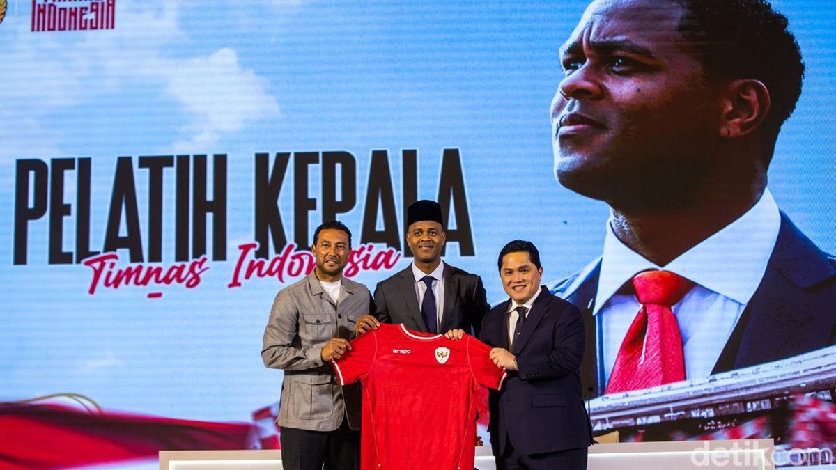 Pakai Kopeah, Patrick Kluivert Resmi Nahkodai Timnas Indonesia Pakai Kopeah, Patrick Kluivert Resmi Nahkodai Timnas Indonesia