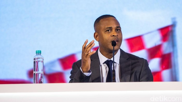 Pelatih baru Timnas Indonesia Patrick Kluivert diperkenalkan dengan memegang jersey Timnas di Jakarta, Minggu (12/1/2024).