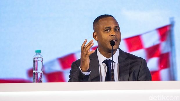Pelatih baru Timnas Indonesia Patrick Kluivert diperkenalkan dengan memegang jersey Timnas di Jakarta, Minggu (12/1/2024).