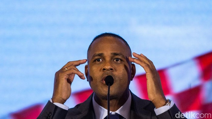 Pelatih baru Timnas Indonesia Patrick Kluivert diperkenalkan dengan memegang jersey Timnas di Jakarta, Minggu (12/1/2024).