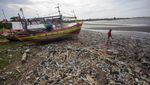 Pantai Dadap Indramayu Dipenuhi Sampah