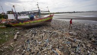 Sampah yang sebagian besar dari limbah rumah tangga dan plastik tersebut terseret arus dan menumpuk di pantai sehingga mengganggu aktivitas nelayan. 