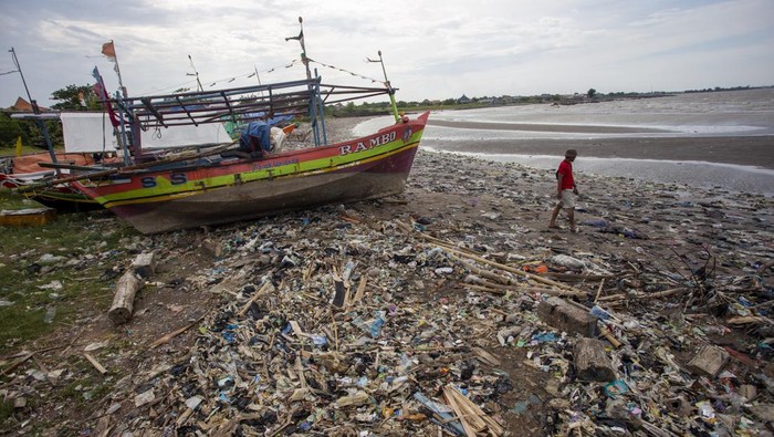 Warga melihat kondisi pantai yang penuh dengan tumpukan sampah di Pantai Dadap, Indramayu, Jawa Barat, Minggu (12/1/2025). Sampah yang sebagian besar dari limbah rumah tangga dan plastik tersebut terseret arus dan menumpuk di pantai sehingga mengganggu aktivitas nelayan. ANTARA FOTO/Dedhez Anggara/nym.