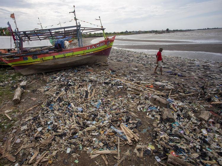 Pantai Dadap Indramayu Dipenuhi Sampah