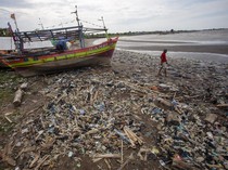 Pantai Dadap Indramayu Dipenuhi Sampah