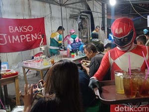 Jangan Kaget! Beli Bakso di Purwokerto Bakal Dilayani Power Rangers
