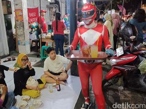 Tak Lawan Monster, Di Purwokerto Power Rangers Jualan Bakso