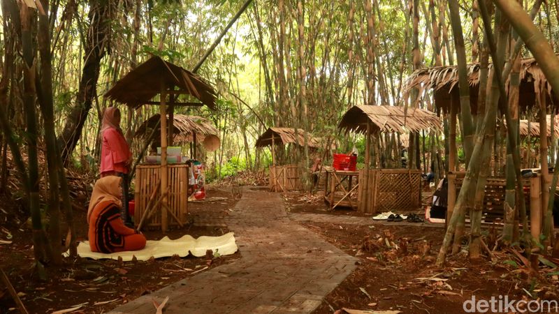 Pasar Padaringan Sunda di Hutan Bambu Cibiru Bandung. Pasar Padaringan Sunda di Hutan Bambu Cibiru Bandung.