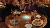 Terakhir ada momennya saat makan malam istri dan double date bersama temannya. Merek memesan menu ayam panggang hingga steak.  Foto: Instagram /patrickkluivert9