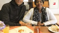 Ini adalah momen Patrick Kluivert bersama sang ibu. Ia menikmati makan siang bersama dengan menu sederhana. Foto: Instagram /patrickkluivert9