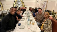 Salah satunya momen yang satu ini, Patrick Kluivert ajak keluarga besarnya makan bersama dalam rangka merayakan hari Natal. Foto: Instagram /patrickkluivert9