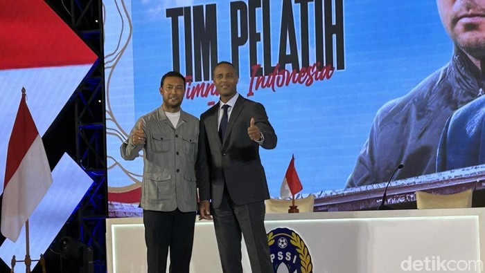 Patrick Kluivert secara resmi diperkenalkan sebagai pelatih Timnas Indonesia di Hotel Mulia, Senayan, Minggu (12/1/2015). Denny Landzaat menjadi salah satu asistennya.
