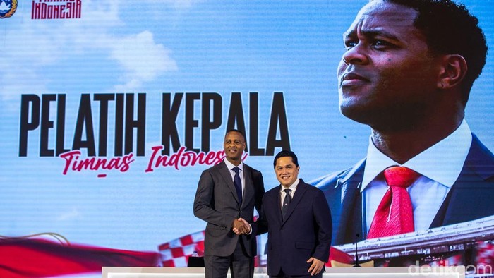 Patrick Kluivert secara resmi diperkenalkan sebagai pelatih Timnas Indonesia di Hotel Mulia, Senayan, Minggu (12/1/2015).