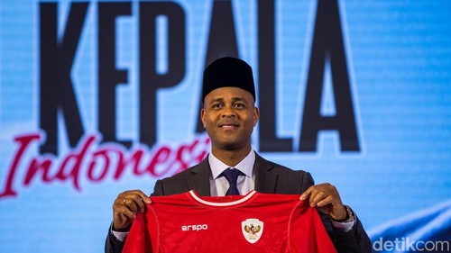 Patrick Kluivert secara resmi diperkenalkan sebagai pelatih Timnas Indonesia di Hotel Mulia, Senayan, Minggu (12/1/2015).