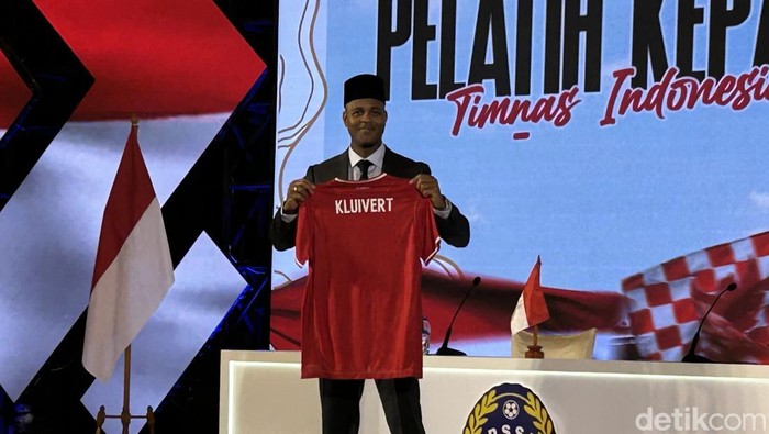 Patrick Kluivert secara resmi diperkenalkan sebagai pelatih Timnas Indonesia di Hotel Mulia, Senayan, Minggu (12/1/2015).