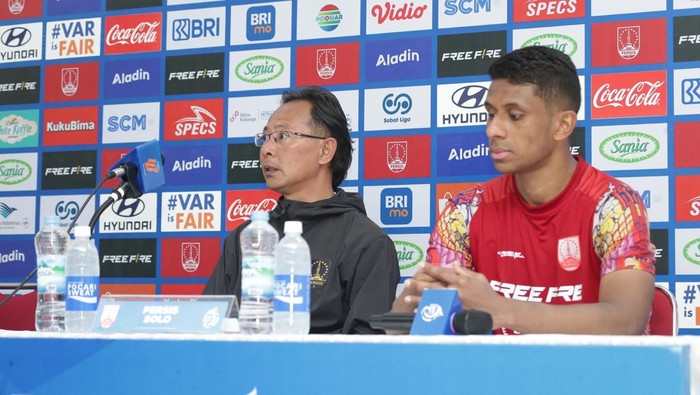 Pelatih Persis Solo Ong Kim Swee, dan bek Persis Solo Cleylton Santos, saat konferensi pers di Stadion Manahan Solo, Minggu (12/1/2025).