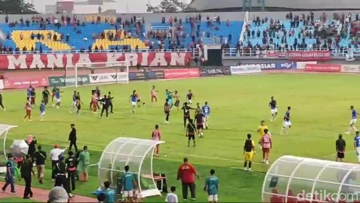 Pemain dan suporter Deltras FC kejar dan pukul pemain Persibo dan wasit di lanjutna Liga 2