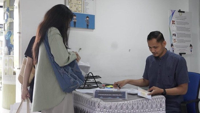 Pemohon saat mengurus paspor saat Layanan Paspor Simpatik. (Foto: dok Imigrasi Medan).