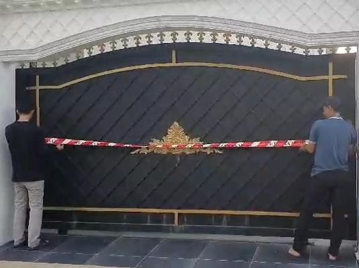 Penampakan rumah Kadisnakertrans Sumsel yang disegel Kejari Palembang