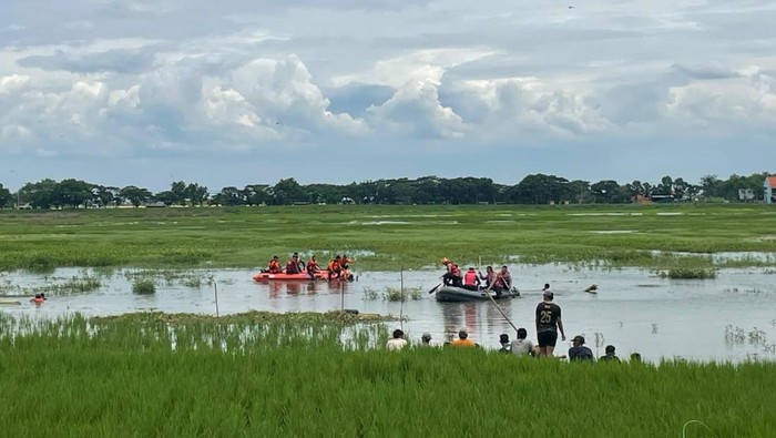 pencari rumput tenggelam di lamongan