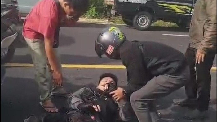 Pengendara moge terkapar usai mengalami kecelakaan di Bangkalan.