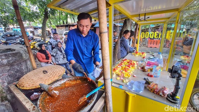 Penjual rujak, Tedi Supriadi (27) di Jalan Pesantren, Alun-alun Soreang, Kabupaten Bandung, Minggu (12/1/2025).