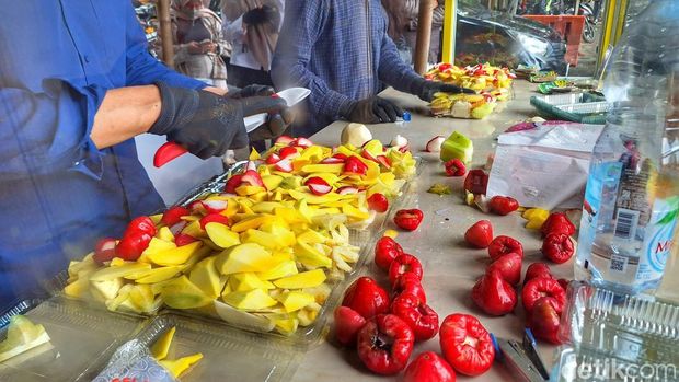 Penjual rujak, Tedi Supriadi (27) di Jalan Pesantren, Alun-alun Soreang, Kabupaten Bandung, Minggu (12/1/2025).
