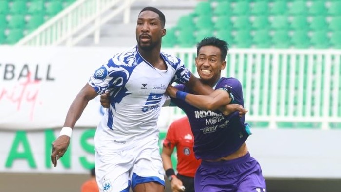 Pemain PSIS, B Diarra mendapat pengawalan ketat dari kapten Persita, M Toha.