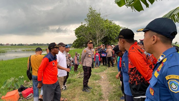 Petugas gabungan menghentikan sementara pencarian aji, pencari rumput yang tenggelam di waduk Joto, Lamongan.
