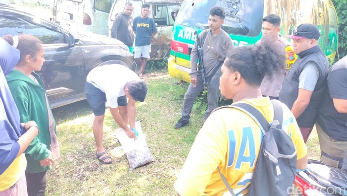 Polisi di Sorong menunjukan barang milik Kesia kepada ibu kandungnya.