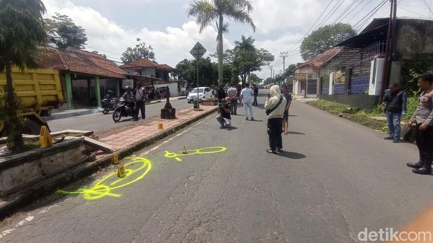 Polisi melakukan olah TKP kasus kematian remaja yang diserang kelompok bermotor.