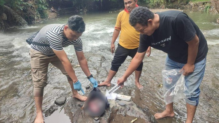 Polisi melakukan olah TKP penemuan mayat bayi di Kali Ancar, Lingkungan Butun Indah, Kelurahan Bertais, Kecamatan Sandubaya, Kota Mataram, NTB, Minggu (12/1/2025).  (Dok. Polsek Sandubaya)