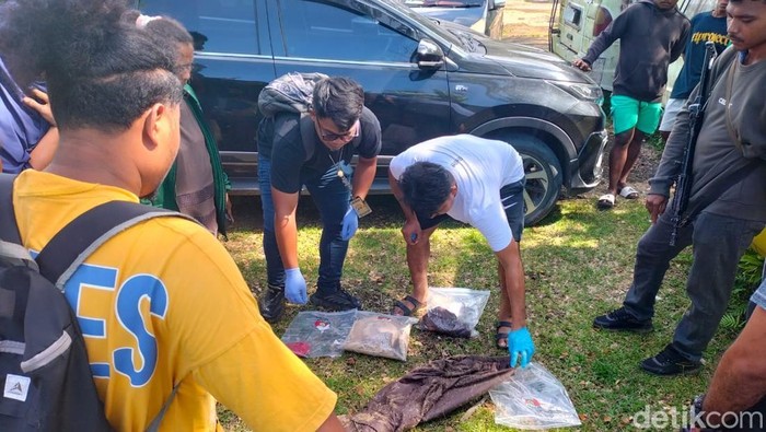 Polisi mengamankan barang bukti kasus penemuan mayat tanpa busana di Pantai Saoka Sorong.