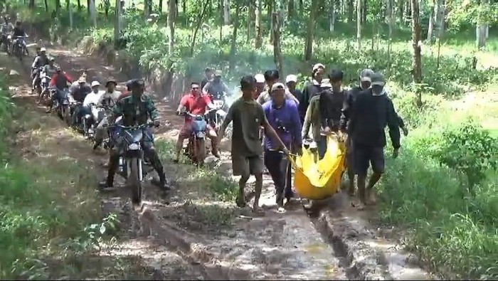 Polisi mengevakuasi jasad pemuda yang dibunuh anak di bawah umur