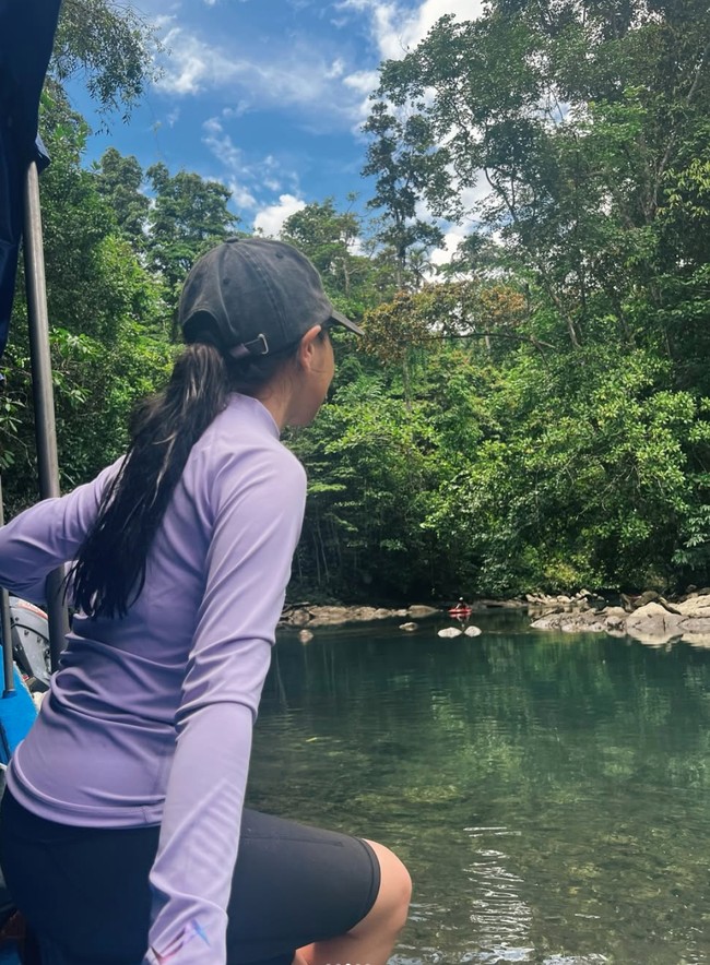Dalam rangka memperingati Hari Lingkungan Hidup Nasional, Prilly mengajak masyarakat untuk ikut menjaga bumi. Dalam foto-foto yang dibagikannya juga terlihat keindahan lautan hutan mangrove yang disebutnya sebagai surga tersembunyi itu. Foto: Instagram/@prillylatuconsina96