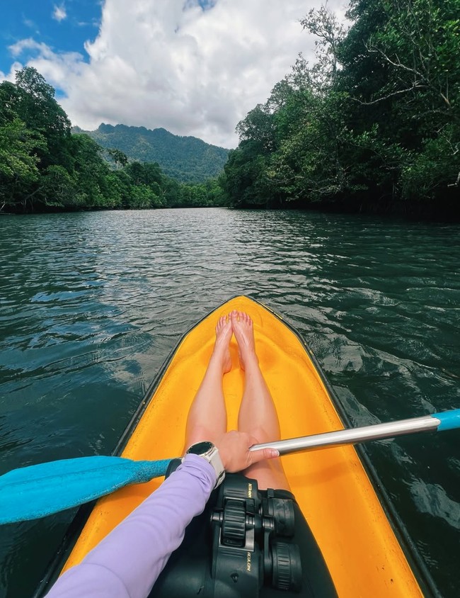 Sambil menaiki perahu dayung, Prilly menikmati keindahan pohon-pohon bakau dan air yang jernih. Suasananya tampak begitu sejuk dan tenang. Foto: Instagram/@prillylatuconsina96