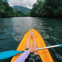 Sambil menaiki perahu dayung, Prilly menikmati keindahan pohon-pohon bakau dan air yang jernih. Suasananya tampak begitu sejuk dan tenang. Foto: Instagram/@prillylatuconsina96