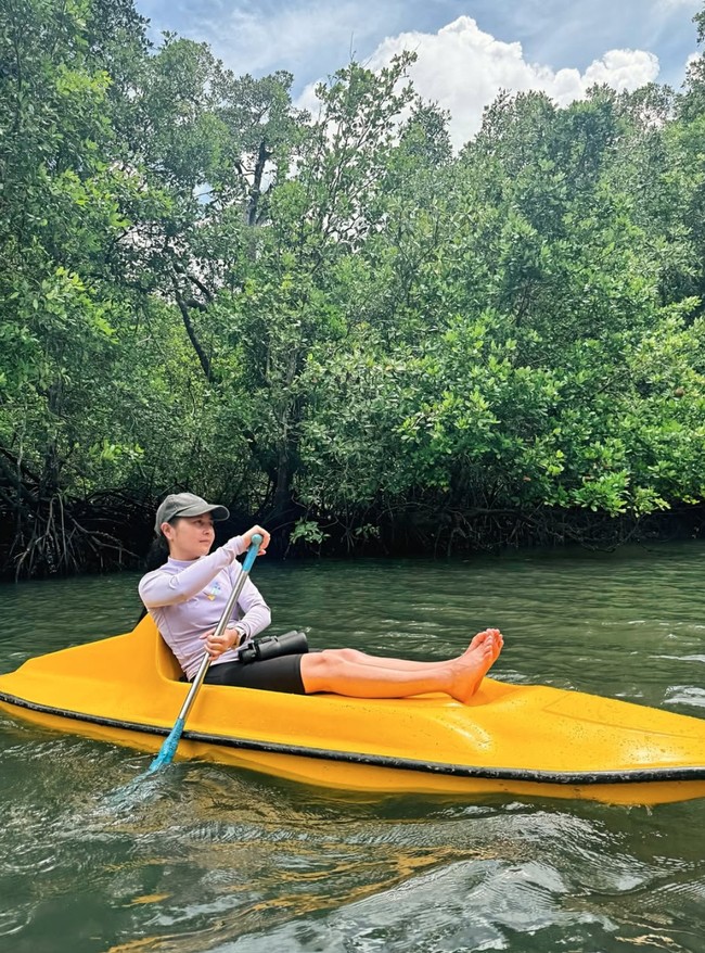 Wanita 28 tahun itu tampil simpel dan sederhana mengenakan baju lengan panjang berwarna ungu muda dan celana pendek ketat. Ia juga melengkapi penampilannya dengan sebuah topi. Foto: Instagram/@prillylatuconsina96