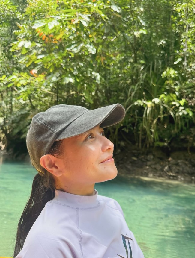 Pancarkan pesona natural, Prilly tampil percaya diri tanpa pulasan makeup sedikitpun. Meski demikian wajahnya masih tetap terlihat cantik. Foto: Instagram/@prillylatuconsina96