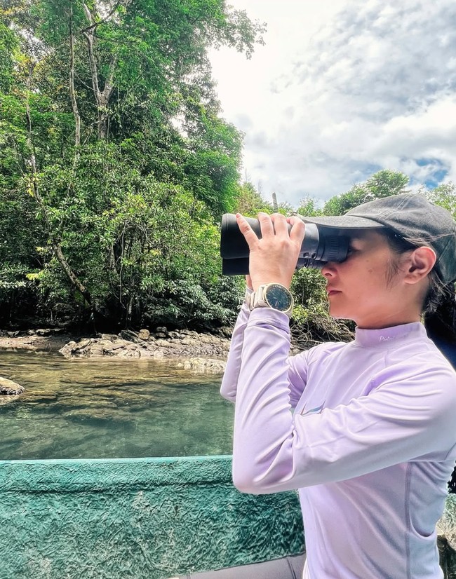 Dikenal sebagai salah satu artis yang gemar travelling, beberapa waktu lalu Prilly Latuconsina berkunjung ke Hutan Mangrove Kaimana di Papua Barat. Melalui akun Instagram pribadinya Prilly membagikan foto-foto keseruannya saat berada di sana. Foto: Instagram/@prillylatuconsina96