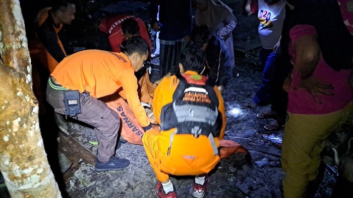 Proses evakuasi bocah 5 tahun yang hilang di Bangka.
