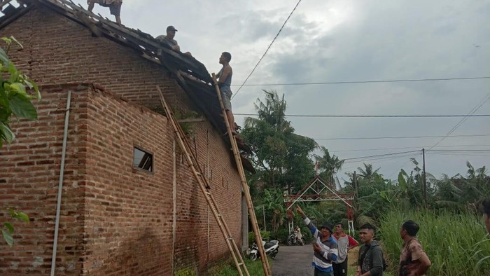 Permukiman warga Desa Alasdowo Kecamatan Dukuhseti terkena angin puting beliung, Minggu (12/1/2025).