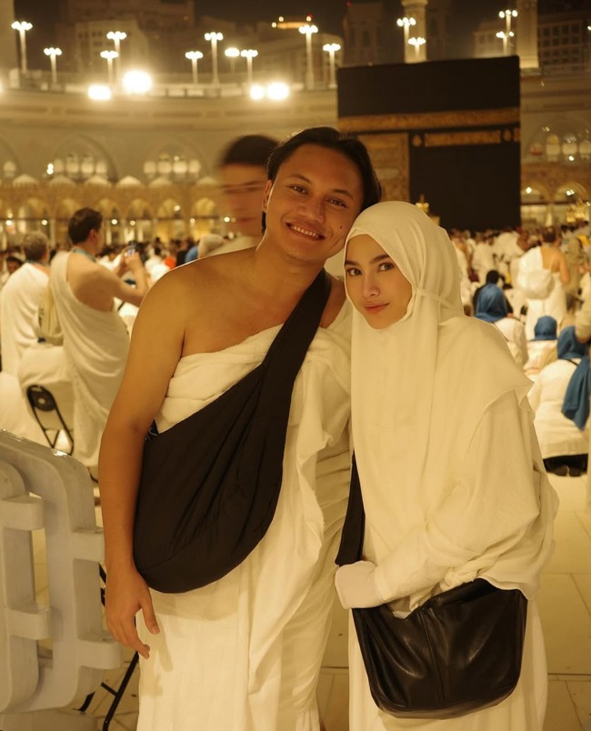 Mengenakan hijab syari pesona bumil yang satu ini berhasil bikin terpana. Ditambah dengan sedikit riasan natural, Mahalini tampil cantik selama menjalani umrah pertamanya. Foto: Instagram/@rizkyfbian