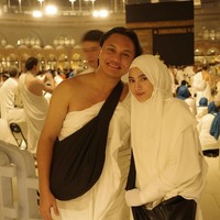 Mengenakan hijab syari pesona bumil yang satu ini berhasil bikin terpana. Ditambah dengan sedikit riasan natural, Mahalini tampil cantik selama menjalani umrah pertamanya. Foto: Instagram/@rizkyfbian