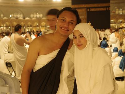 6 Potret Mahalini Perdana Jalani Umrah, Parasnya saat Berhijab Bikin Terpana