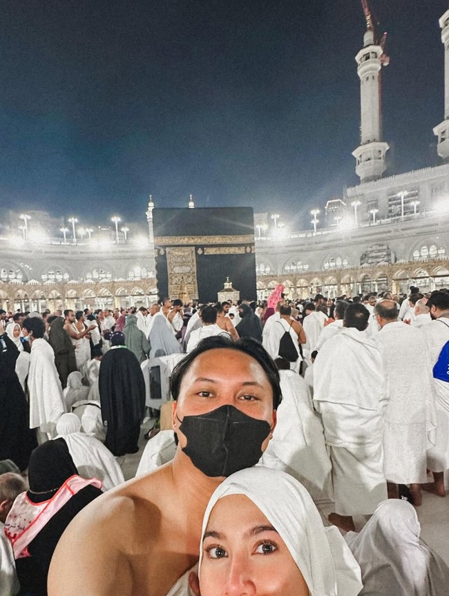 Meski sedang hamil besar namun Mahalini tetap terlihat bersemangat menjalani umrah pertamanya tersebut. Mahalini dan Rizky Febian sendiri diketahui baru saja menggelar acara tasyakuran 7 bulanan kehamilan beberapa waktu lalu. Foto: Instagram/@rizkyfbian