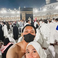 Meski sedang hamil besar namun Mahalini tetap terlihat bersemangat menjalani umrah pertamanya tersebut. Mahalini dan Rizky Febian sendiri diketahui baru saja menggelar acara tasyakuran 7 bulanan kehamilan beberapa waktu lalu. Foto: Instagram/@rizkyfbian